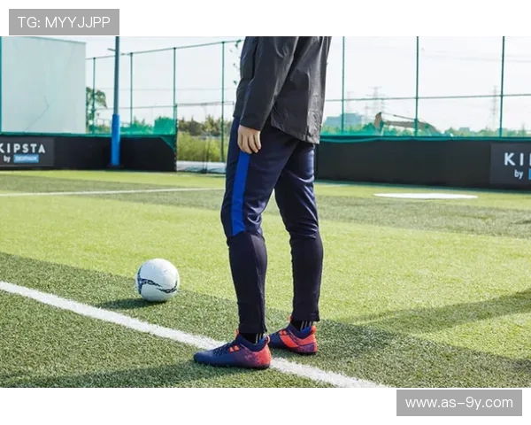 围绕足球收腿裤短款的潮流搭配指南与功能亮点实用全面解析深指南